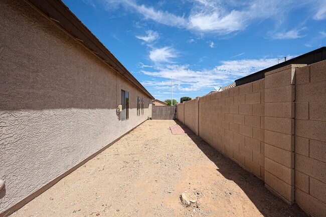 Building Photo - Charming 4BD, 2BA home in Chandler!