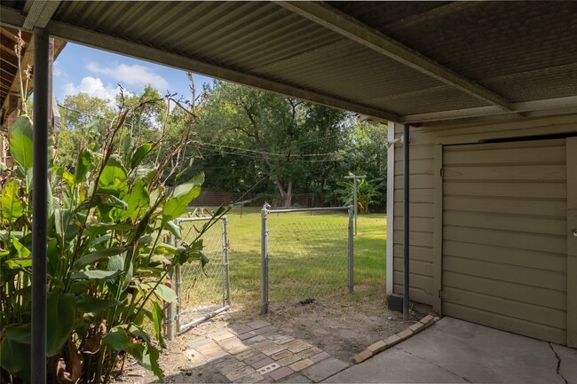 Building Photo - 6714 Dillon St