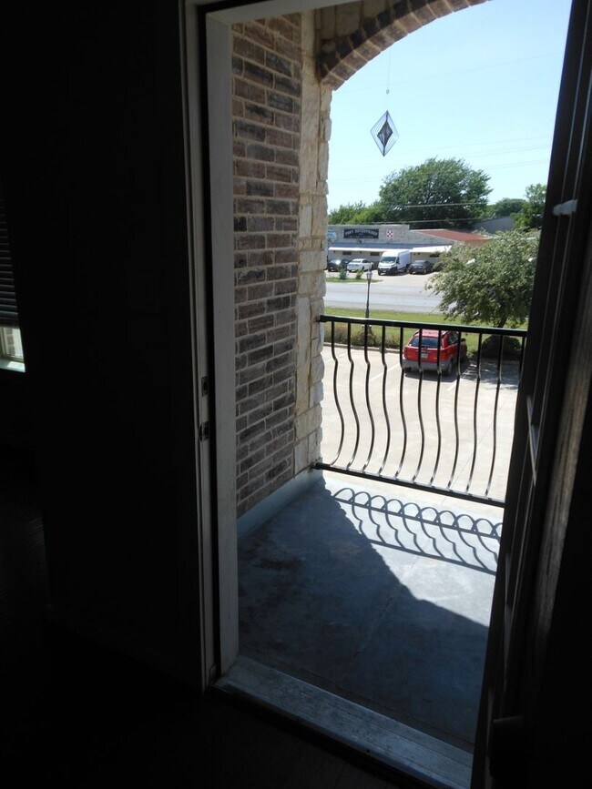 Building Photo - 2 Bedroom 1 Bath Apartment (40% 1st Month Rent BAC)