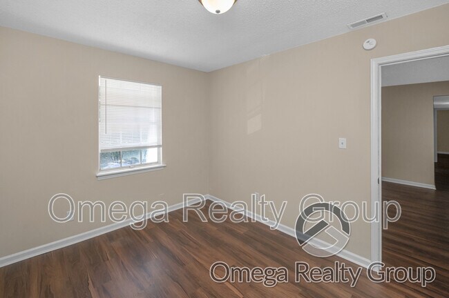 Building Photo - 425 Oakwood Ave