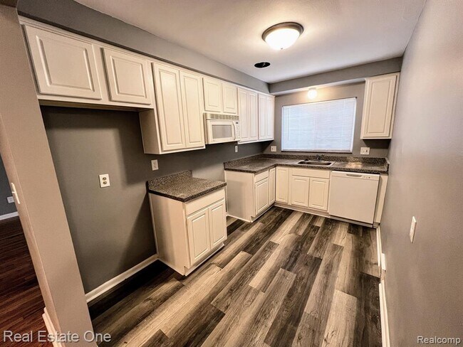 Building Photo - 463 N Eton St