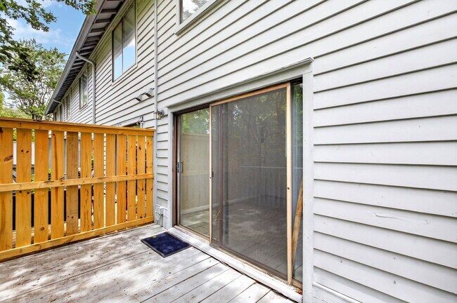 Building Photo - 8471 Yadkin Cir