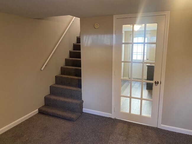 Building Photo - 30 E 7th St