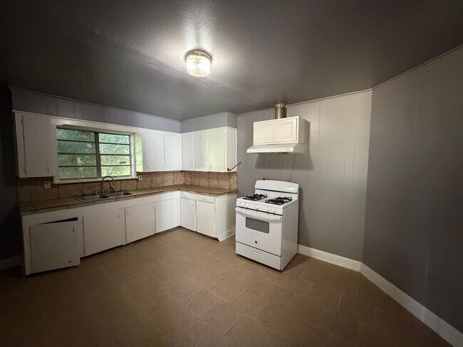 Building Photo - Spacious Two Bedroom Home