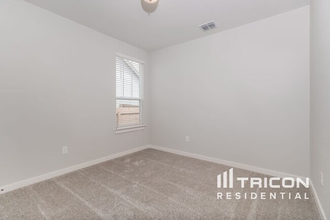 Building Photo - 628 Lindheimer Ln