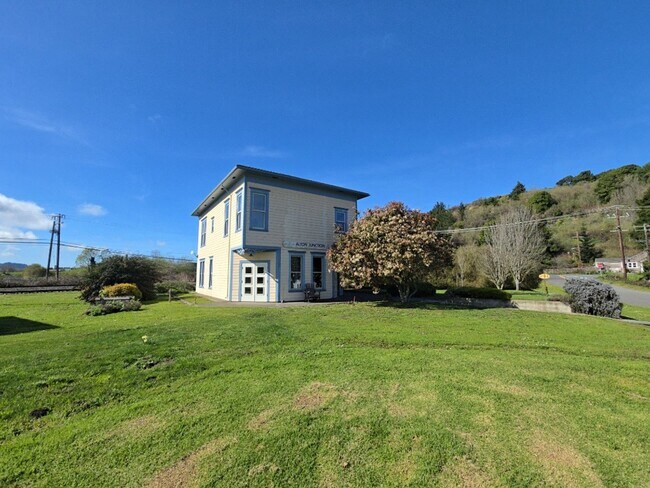 Building Photo - 2754 Van Duzen St