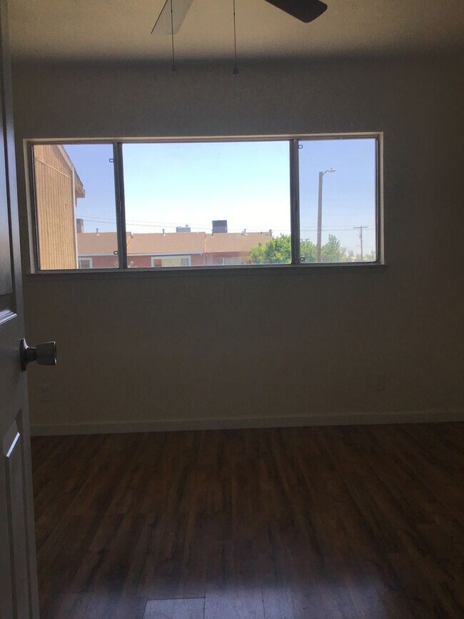 Building Photo - Townhouse Available