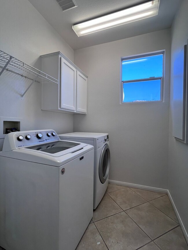 Building Photo - Stunning 4-Bed 3 Car Garage Gated Single S...