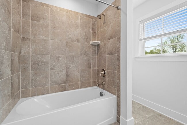 Building Photo - Beautifully Updated 3 Bedroom, 2.5 Bathroo...