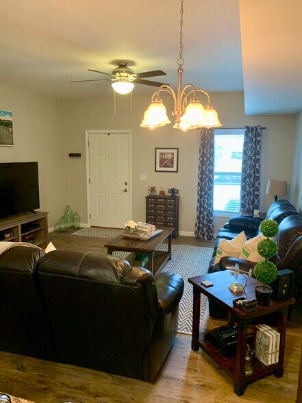 Building Photo - 85 Melrose Dr