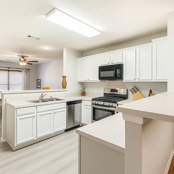 Building Photo - 1717 Shady Creek Dr
