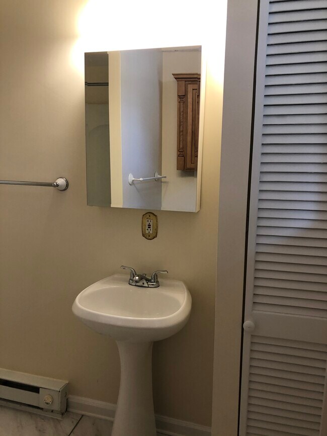 Building Photo - 812 Marshall St