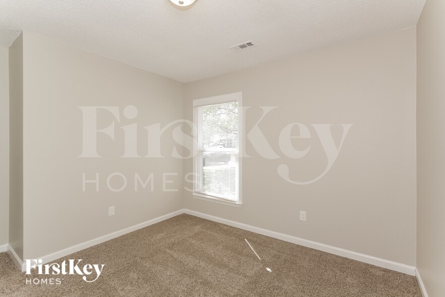 Building Photo - 8020 Glencannon Dr