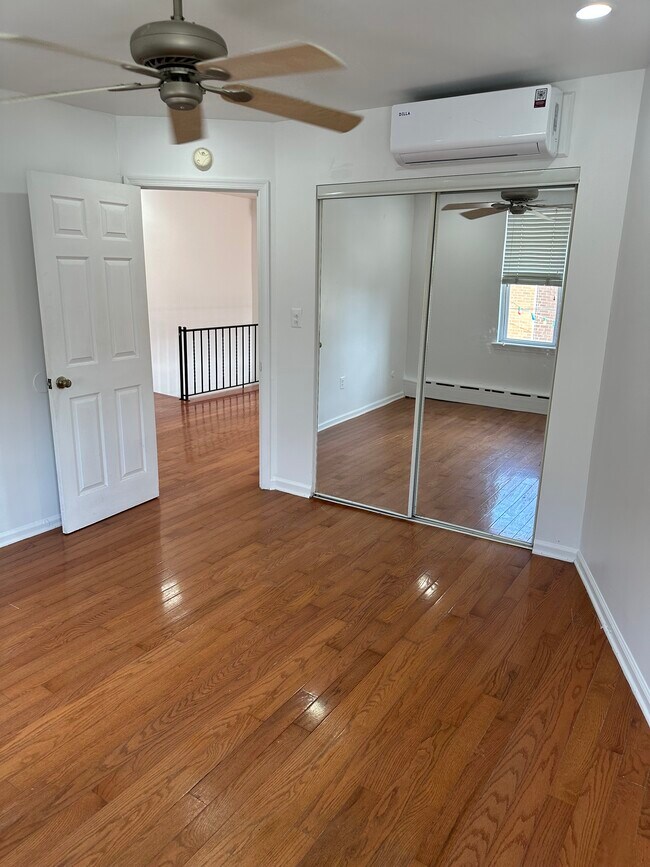 Building Photo - 909 W Moyamensing Ave