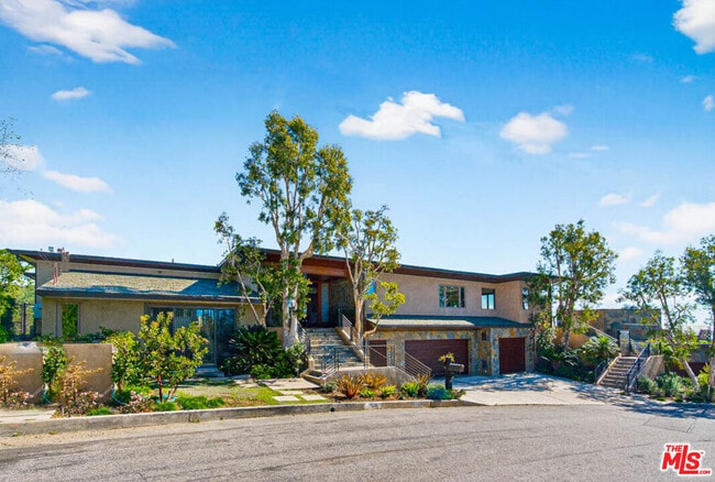 Building Photo - 1120 El Medio Ave