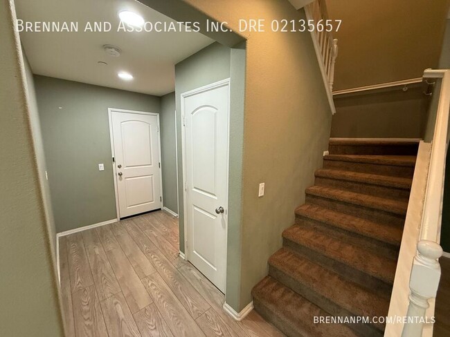 Building Photo - 1410 Heron St