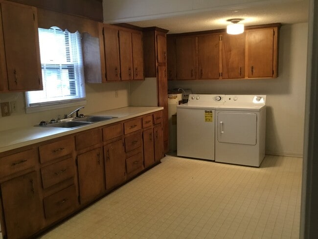 Building Photo - Charming 2-Bedroom Home with Spacious Livi...