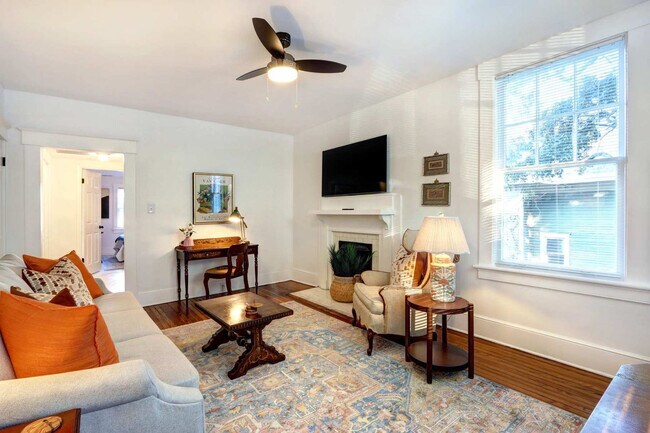 Building Photo - 306 E Victory Dr