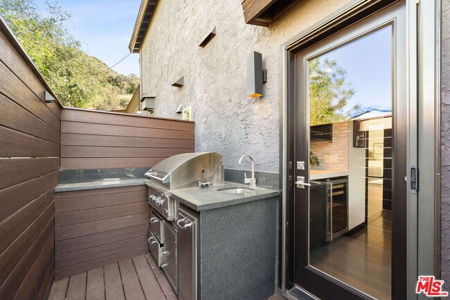 Building Photo - 28207 Laura La Plante Dr