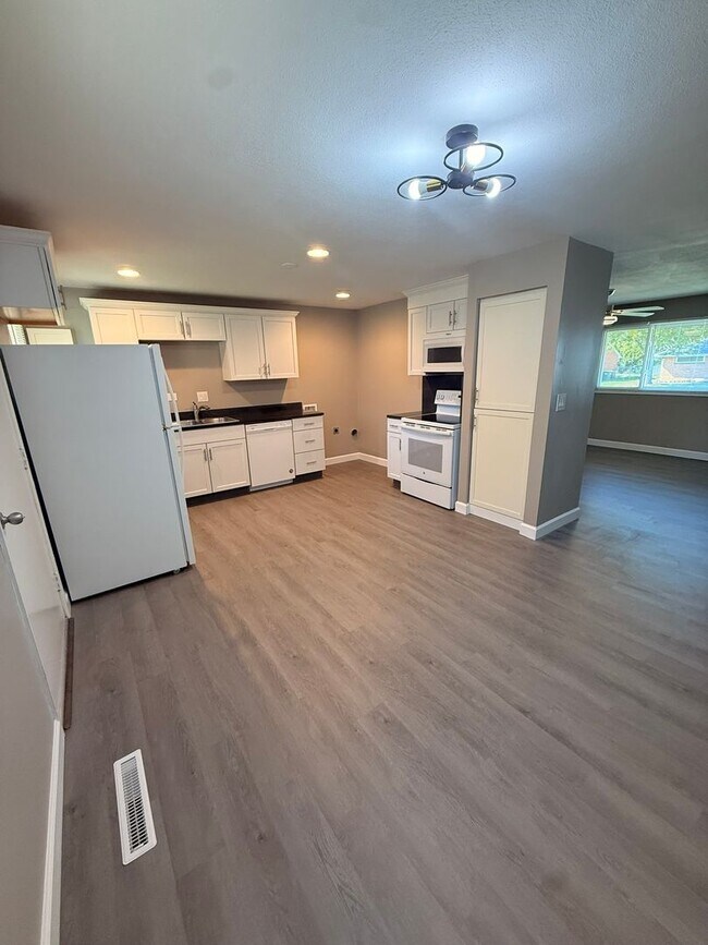 Building Photo - 4320 Harbison St