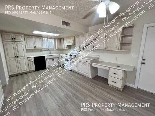 Building Photo - 711 N Oracle Cir