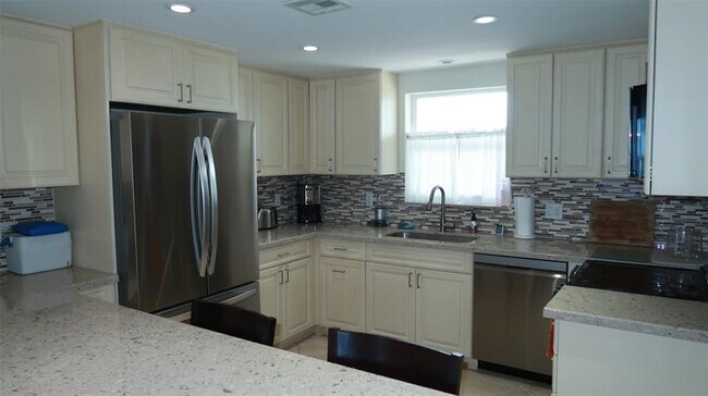 Building Photo - 1051 Hillsboro Mile