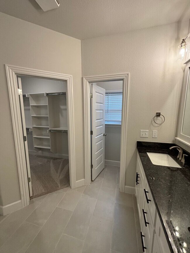 Building Photo - Cozy 4 Bedroom/2.5 Bath Home in a Wonderful Neighborhood