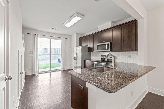 Building Photo - 2 Bedroom Townhome in Brightwalk!