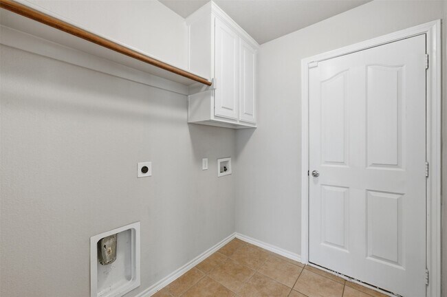 Building Photo - 9028 Manana St