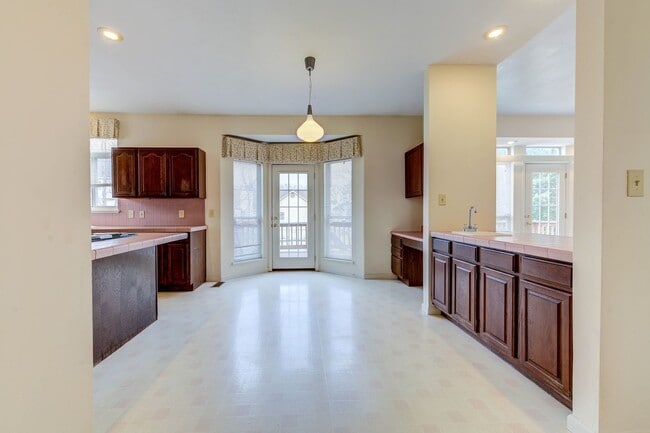 Building Photo - Spacious Parkway South Home with Walk-Out Basement & Large Backyard