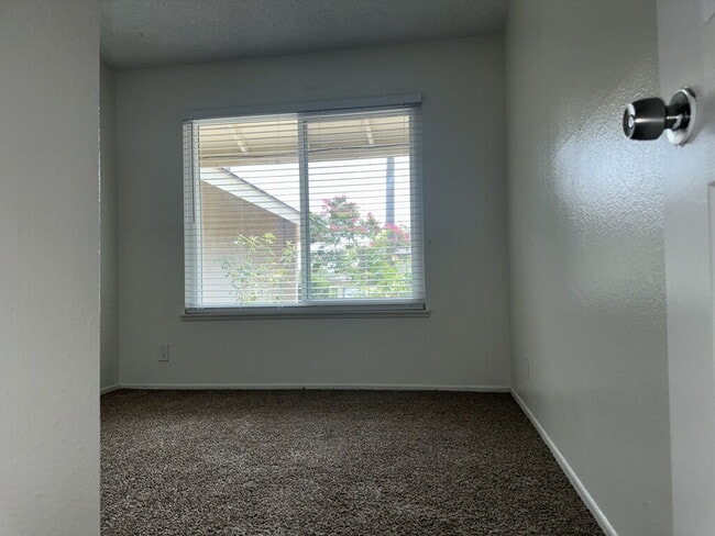 Building Photo - 4 bed with 2 baths in Riverside, CA next t...