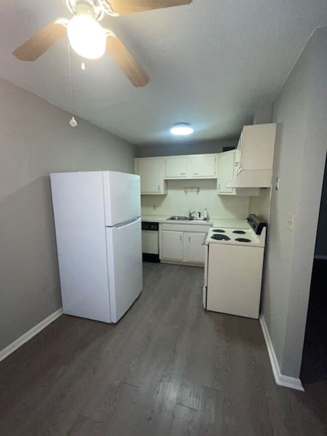 Building Photo - Convenience in Winston-Salem