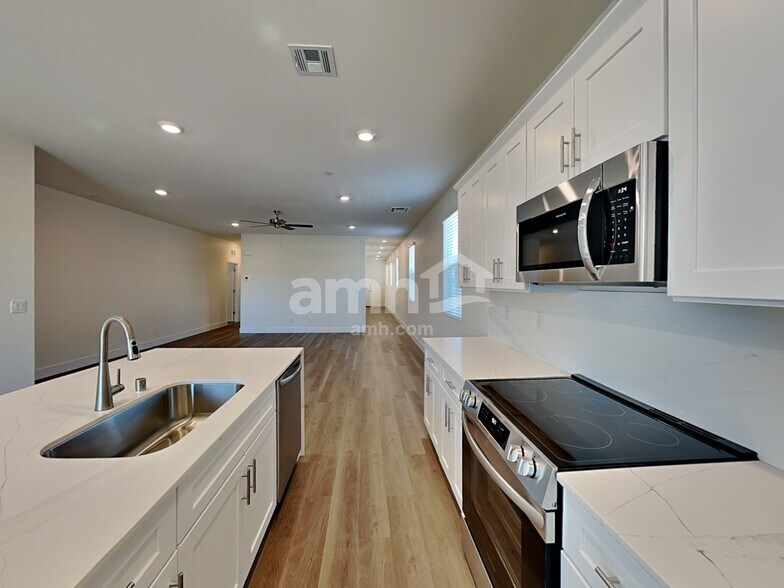 Building Photo - 846 English Primrose St