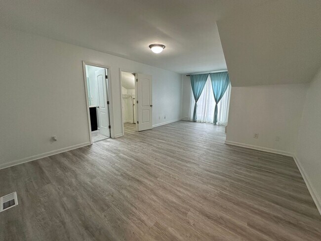 Building Photo - 61 Riverchase Dr