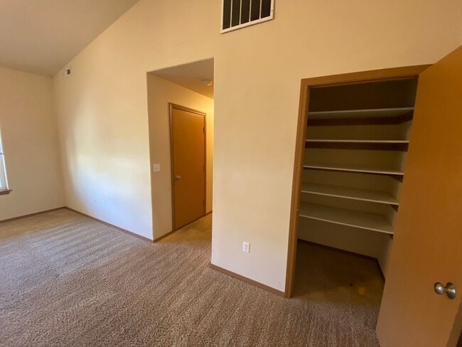 Building Photo - BONUS RENT SPECIAL! 3 Bedroom, 2 Bath Home for September Rent!