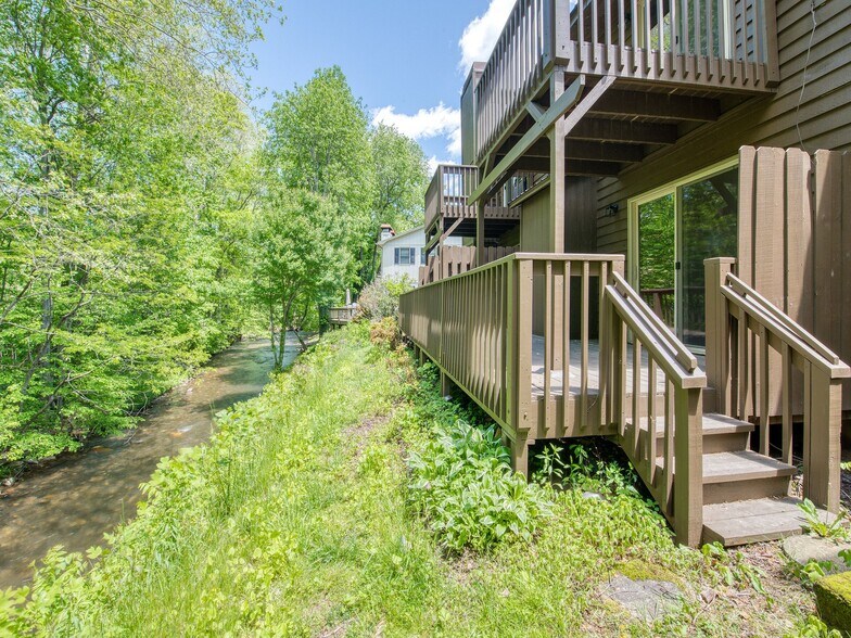Building Photo - 49 Riverside Villa Dr