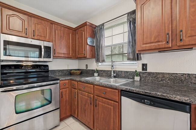 Building Photo - 6991 Sunset Village Dr