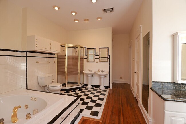 Building Photo - -- AVAILABLE 05/26/2026 -- MUSEUM DISTRICT CHARMER! 2 CAR GARAGE