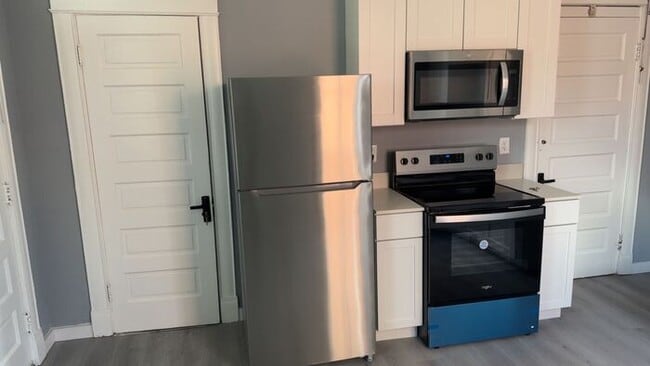 Building Photo - Beautiful renovated apartment with a ton of space!