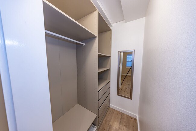 Building Photo - One bedroom duplex unit in Camas. - 2 blocks south of Crown Park