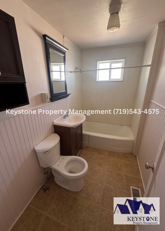 Building Photo - Conveniently located -  Downtown Apartment...