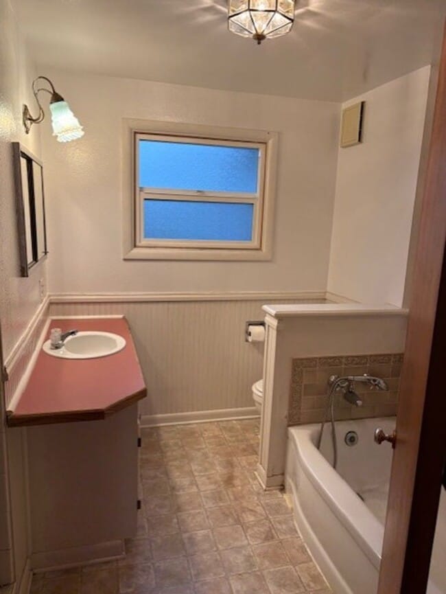 Building Photo - Charming home with large bedrooms