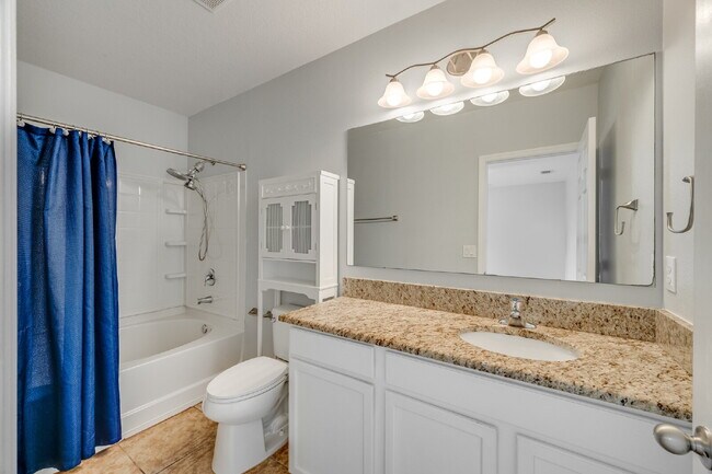 Building Photo - End Unit in Lake Washington Townhomes!!