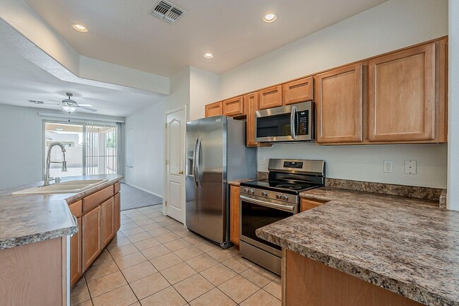 Building Photo - 3 Bed 2 Bath - New Kitchen Appliances\Carp...