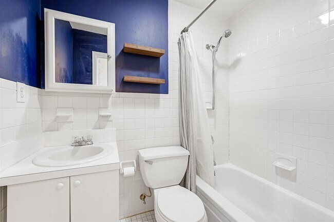 Building Photo - 523 Adams St