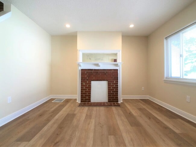 Building Photo - Large House with A/C, deck, updated kitchen, laundry, pet friendly September 1st