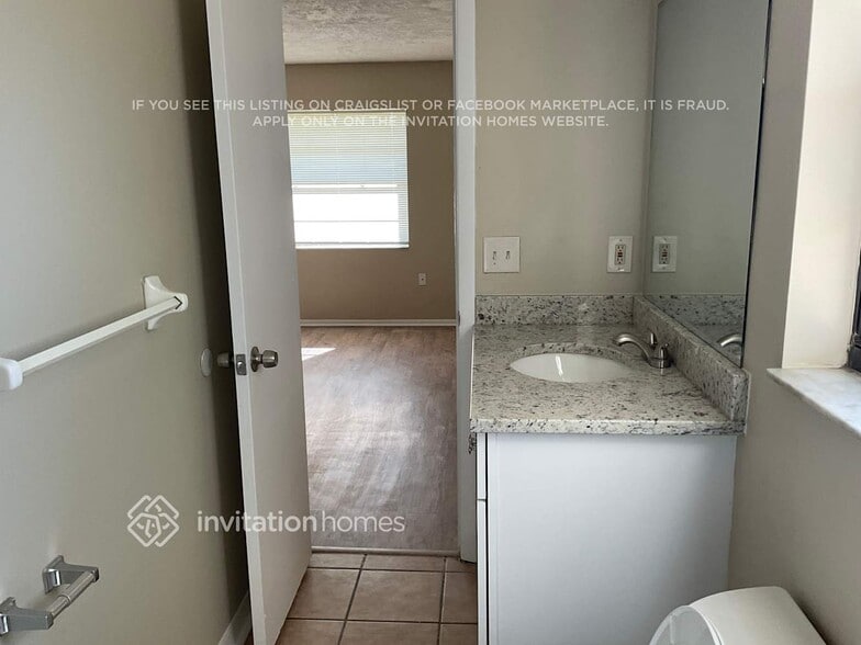 Building Photo - 1726 Lk Crst Ave