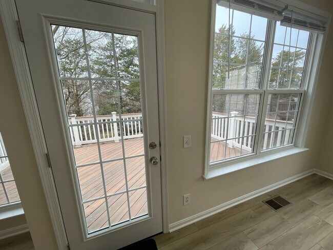 Building Photo - Elegant And Spacious 3 Bed 3.5 Bath Townhome In Vibrant Loudon Parkway Center