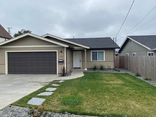 Building Photo - Simply gorgeous 3/2 with 2 car garage, dog...