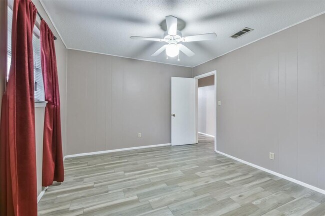Building Photo - 23807 Red Oak Dr